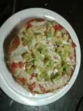 Pizza en sartén con aguacate