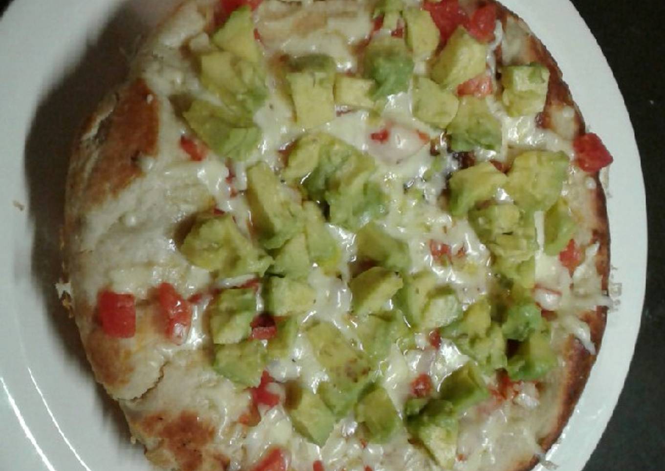 Pizza en sartén con aguacate