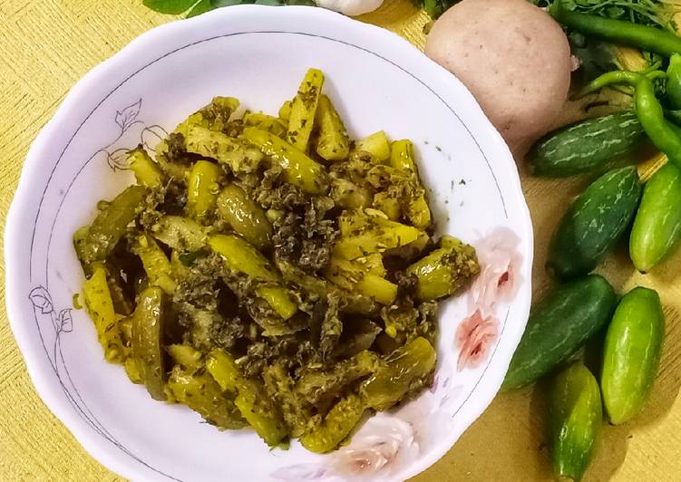 Ivy gourd and potato in fresh green masala