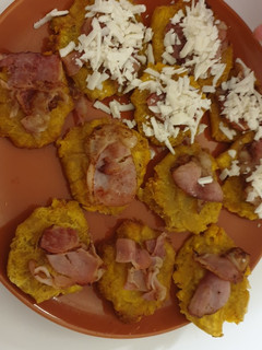 Una foto de Tostones fritos
