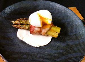 Foto de Aspargos Salteados, Envoltos em Bacon e Ovo com Gema Mole
