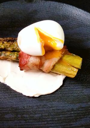 Foto de Aspargos Salteados, Envoltos em Bacon e Ovo com Gema Mole