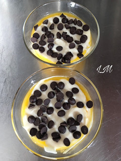 Una foto de Postre de mango, queso y chocolate