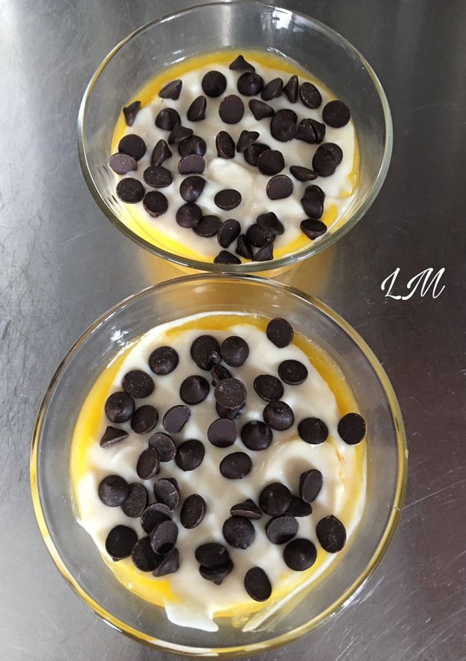 Una foto de Postre de mango, queso y chocolate