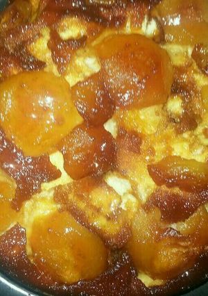 Una foto de Torta de manzana acaramelada. Invertida en olla