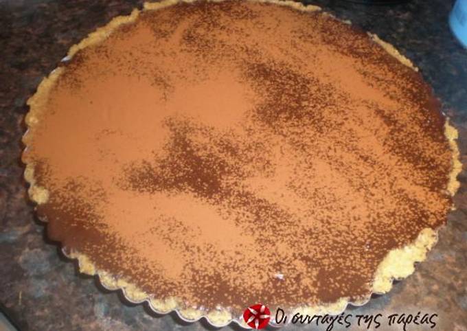 κύρια φωτογραφία συνταγής Τάρτα σοκολάτας με περισσεύματα κουραμπιέ