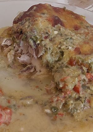 Una foto de Pescado saludable al horno con tomate y espinaca