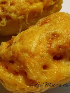 Una foto de Patatas rellenas de merluza y gambas
