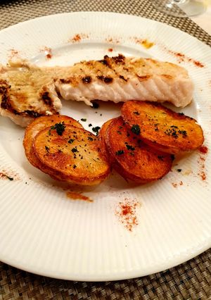 Una foto de Chernia a la plancha con patatas españolas