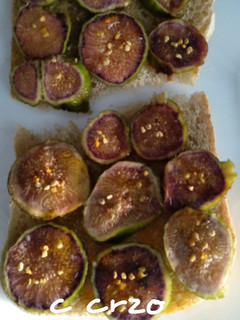 Una foto de Tostada de pan con sésamo y con higos