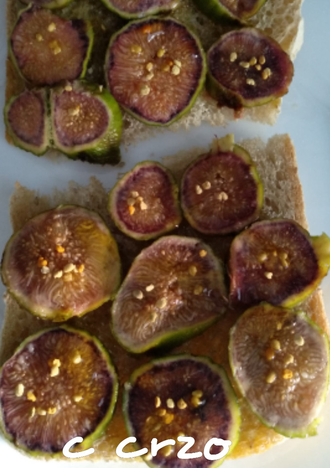 Una foto de Tostada de pan con sésamo y con higos