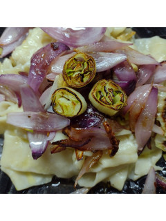 Una foto de Pasta pappardelle con cebolla, ajo y puerro
