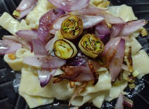 Una foto de Pasta pappardelle con cebolla, ajo y puerro