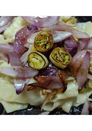 Una foto de Pasta pappardelle con cebolla, ajo y puerro