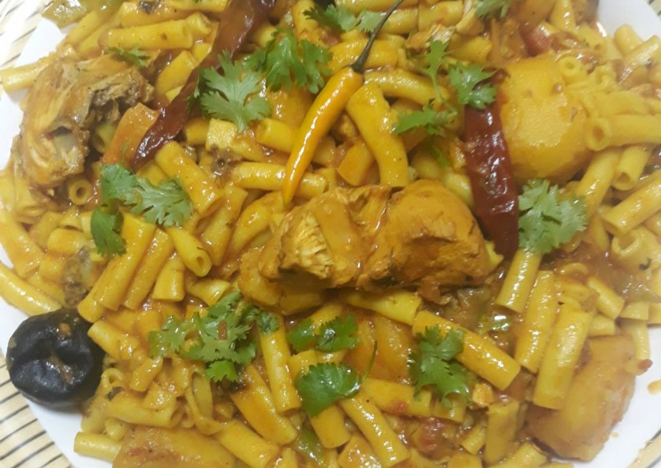 Chicken macaroni (Khabsa Arabic style)