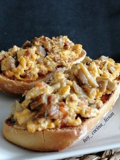 Una foto de Tostas de revuelto de setas