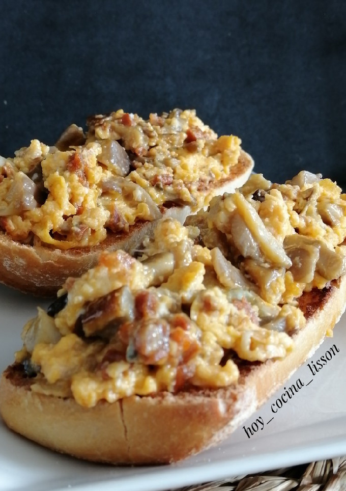 Una foto de Tostas de revuelto de setas