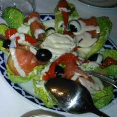 Una foto de Ensalada de salmón ahumado y queso de cabra