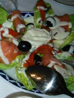 Una foto de Ensalada de salmón ahumado y queso de cabra