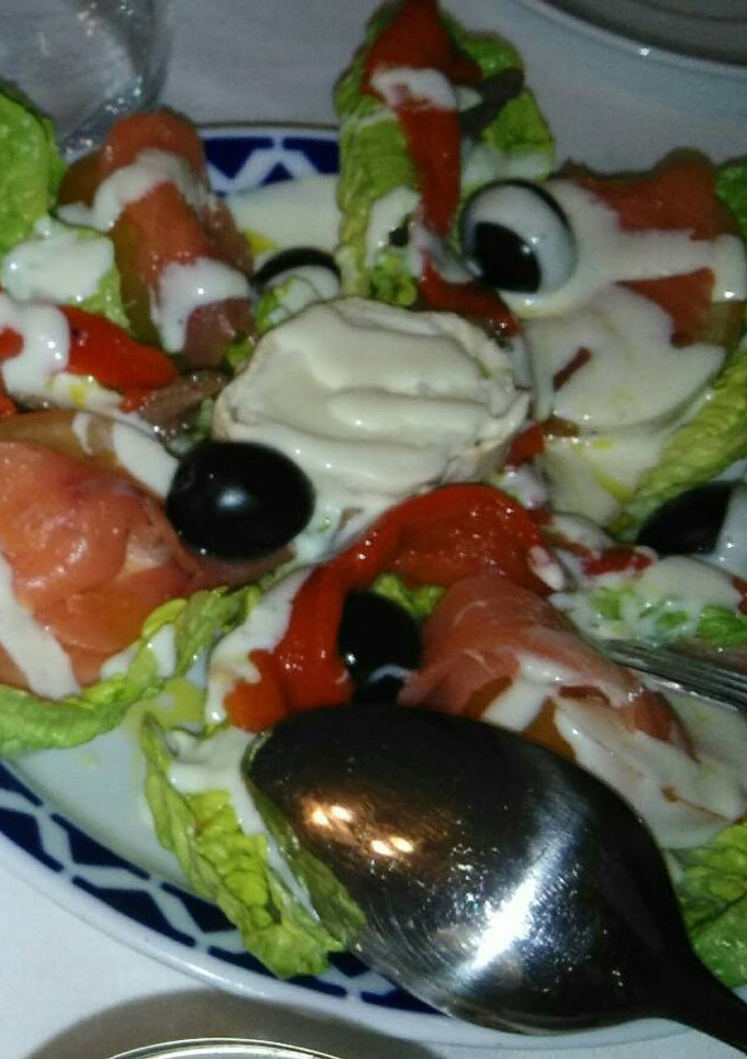 Una foto de Ensalada de salmón ahumado y queso de cabra