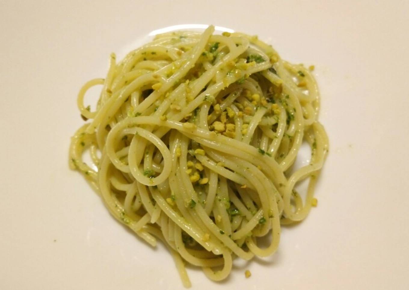 Spaghetti with walnut and pistachio pesto