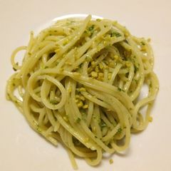 A picture of Spaghetti with walnut and pistachio pesto.