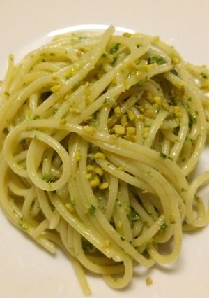 A picture of Spaghetti with walnut and pistachio pesto.