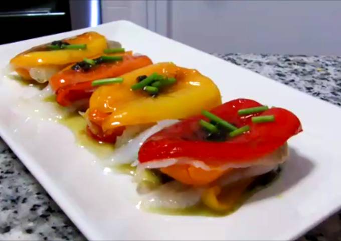 Foto principal de Milhojas de pimientos tricolor y bacalao con salsa de aceitunas negras