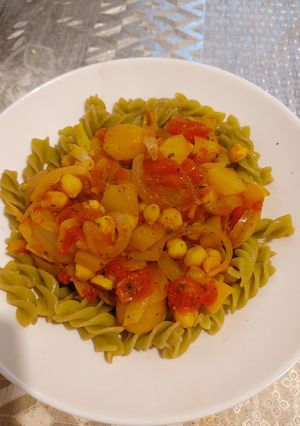 Zdjęcie przepisu Makaron z ciecierzycą w pomidorach.
