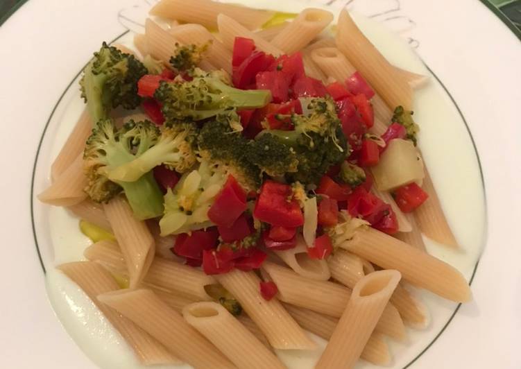 Penne rigate di farina di ceci con peperone rosso e broccolo su letto di broccoli e ricotta