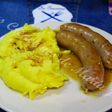 Pure de patatas especiado con salchichas al licor de vino (sin gluten)
