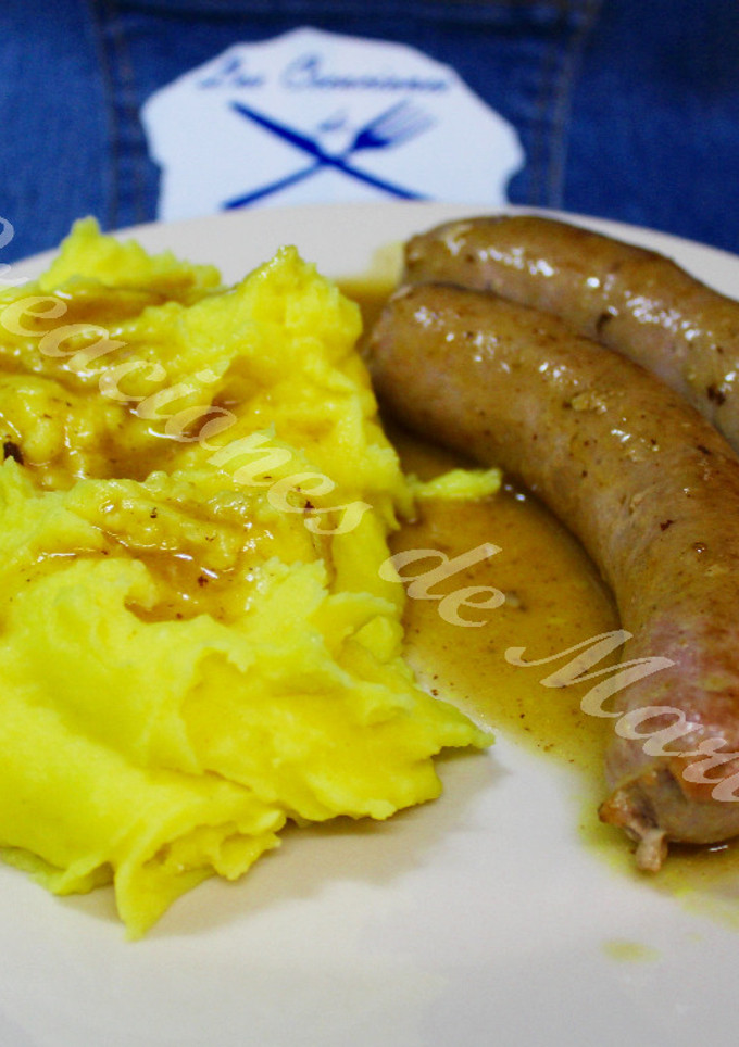 Una foto de Pure de patatas especiado con salchichas al licor de vino (sin gluten)