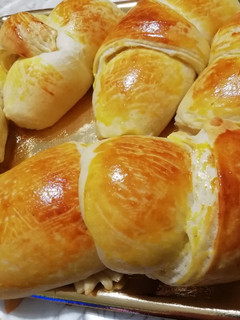 Foto di Cornetti sfogliati con crema pasticcera e ciliegia amarena