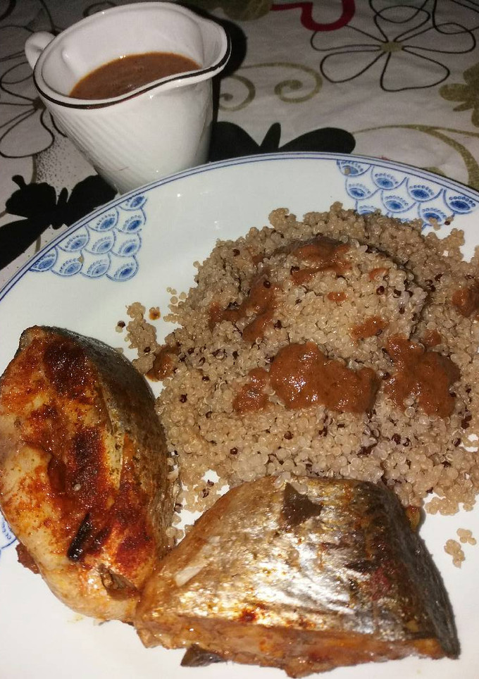 Una foto de Pescado guisado en salsa con guarnición quinoa. Niños