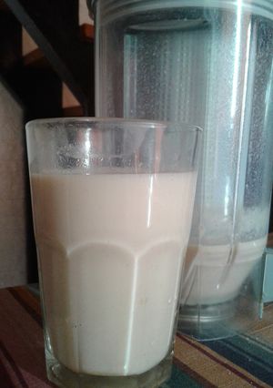 Una foto de Licuado de banana y durazno
