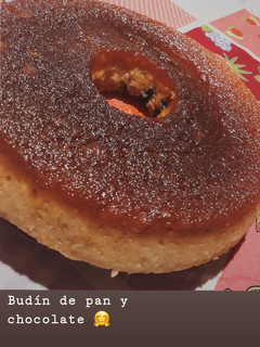 Una foto de Budín de pan con chips de chocolate 💜