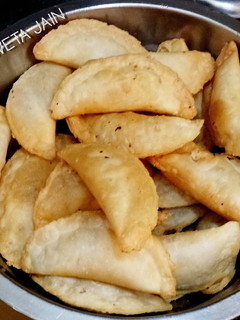 मावा गुजिया (mawa gujiya recipe in Hindi) रेसिपी मुख्य फोटो