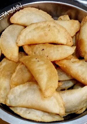 मावा गुजिया (mawa gujiya recipe in Hindi) रेसिपी मुख्य फोटो