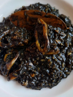 Una foto de Arroz negro meloso