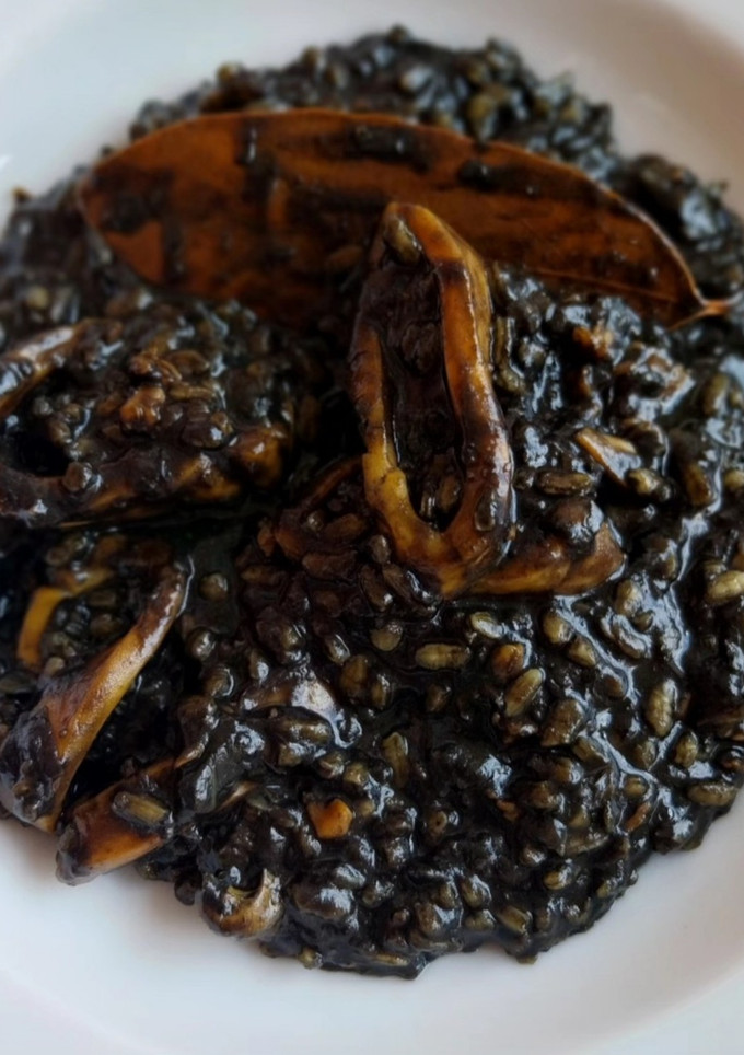 Una foto de Arroz negro meloso
