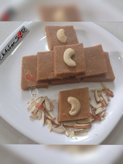 સુખડી(sukhdi recipe in gujarati) રેસીપી મુખ્ય ફોટો