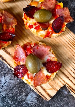 Hình của món Pizza Mini (Chorizos, Ham, Comte & Mozzarella Cheese Mini Pizza).