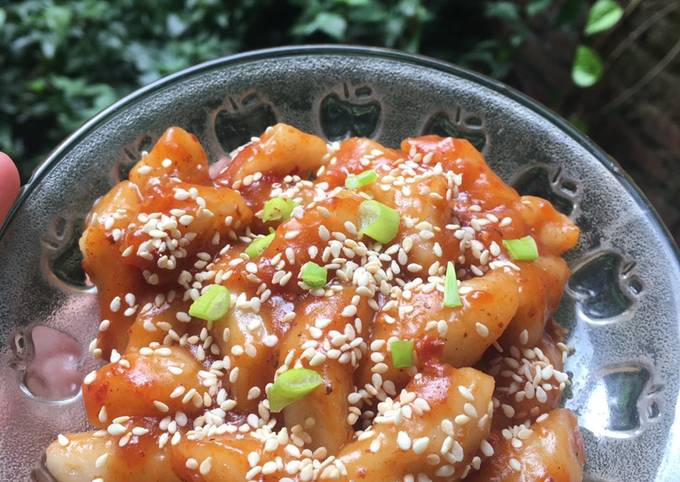 Langkah Mudah untuk Menyiapkan Tteokbokki homemade (no gochujang), Enak Banget