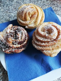 Fahéjas és kakaós cruffin tej és tojásmentes recept fotója
