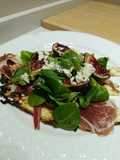 Idea de cena saludable: Falsa pizza de queso cottage, jamón ibérico, rúcula, higos y feta