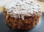 Una foto de tarta de chocolate y trufa