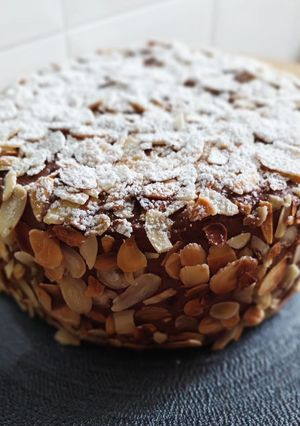 Una foto de Tarta 'Sara' de trufa con coulis de moras silvestres (sin gluten)