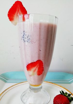 A picture of Strawberry chia milkshake.