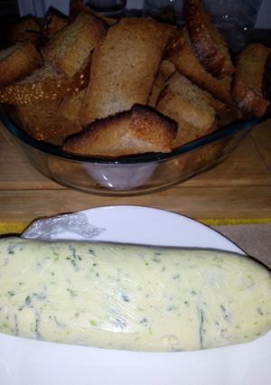 Foto principal de Mantequilla de ajo perejil de pistacho, dálites o higos