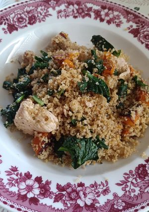 Una foto de Cuscús con pechuga de pollo a la plancha, calabaza y espinacas